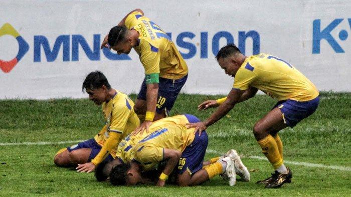 Selebrasi pemain Gresik United usai mencetak gol ke gawang RANS Nusantara FC di Stadion Untung Suropati, Kota Pasuruan, Minggu (1/12/2024).