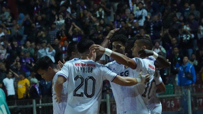Selebrasi pemain Persik Kediri saat membobol gawang Persib Bandung, Jumat (28/7/2023). Macan Putih kalah 1-2 di akhir pertandingan.