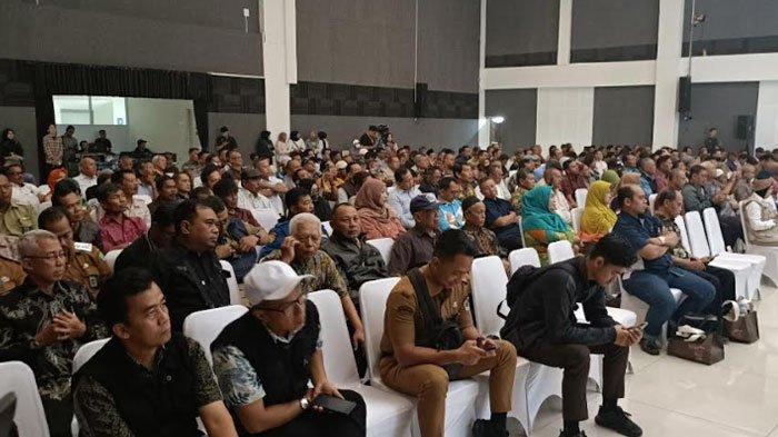 Seluruh ketua RW Kota Malang hadir ke Malang Creative Center untuk mendengarkan instruksi menjaga kondusifitas dari Pj Wali Kota Malang, Iwan Kurniawan.