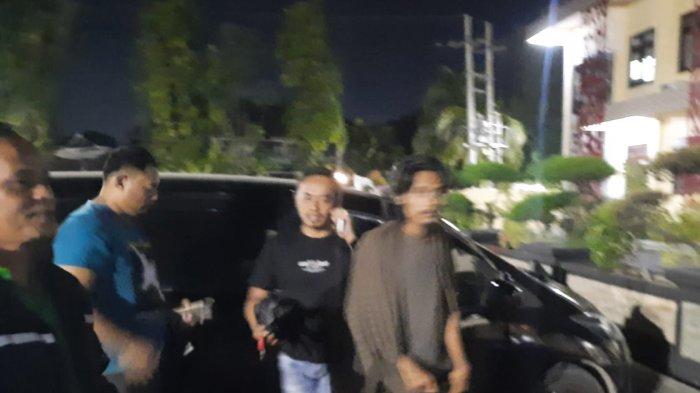 Sembari memegang sarung, pemilik akun FB yang melecehkan kiai kharismatik Situbondo saat diamankan ke Mapolres Situbondo.