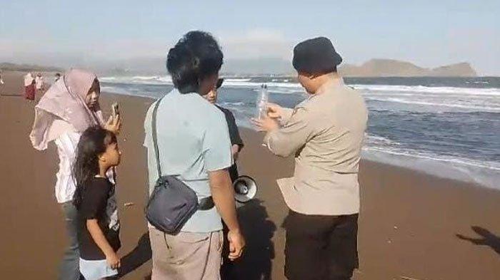 Polisi sosialisasi kepada pengunjung Pantai Watu Ulo Jember atas munculnya ubur-ubur beracun,  Kamis (20/6/2014).