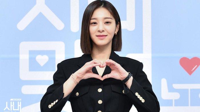Seol In Ah memerankan karekter Jin Young Seo di drama Korea Business Proposal.
