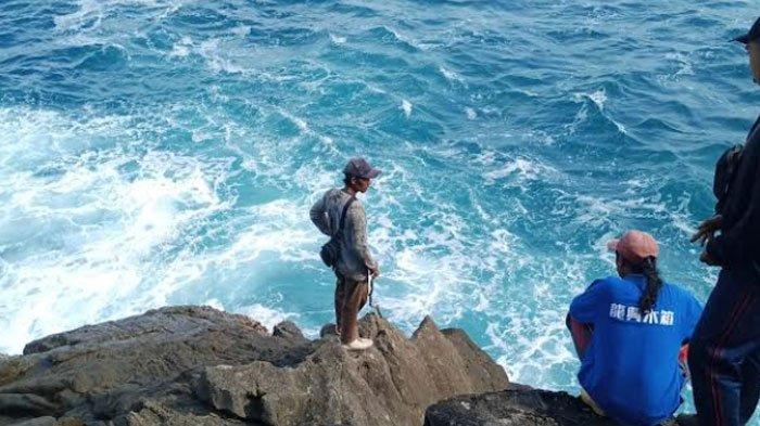 PEMANCING TERSAPU OMBAK - Seorang Pemancing Tersapu Ombak di Tebing Bukit Gelang, Pantai Damas, Desa Karanggandu, Kecamatan Watulimo, Kabupaten Trenggalek, Kamis (6/2/2025). Tim SAR dan Gabungan Melakukan Pencarian Namun Hasilnya Masih Nihil.