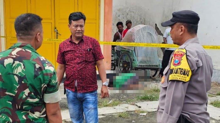 TEWAS KONDISI SUJUD - Seorang kakek berusia 59 di Tuban meninggal dunia mendadak, dengan posisi sujud di area Pasar Sore Tuban pada Rabu (26/2/2025) sekitar pukul 14.00 WIB. Dari kejadian ini tidak ditemukan adanya tanda-tanda penganiyayan korban diduga meninggal karena serangan jantung.