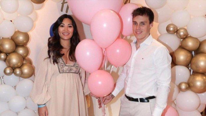 NIKAHI KASIR SWALAYAN - Foto Louis Ducruet dan Marie Chevallier yang merayakan keberadaan anak setelah 5 tahun pernikahan, (12/4/2024). Marie Chevallier sebelumnya merupakan seorang kasir swalayan yang beruntung dinikahi pangeran negeri.