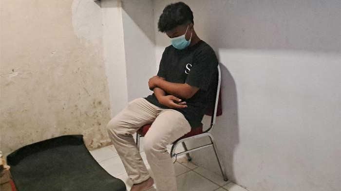 PAMER - Seorang pemuda di Tuban hanya tertunduk lesu saat diamankan petugas Satreskrim Polres Tuban, usai nekat memamerkan alat vital kepada wanita dan anak-anak, Kamis (31/7/2025).