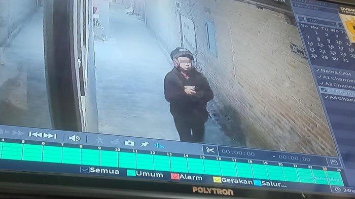 Seorang pria diduga maling celana dalam wanita di Desa Kwaron, Kecamatan Diwek, Kabupaten Jombang, Jawa Timur (Jatim), Sabtu (27/7/2024).