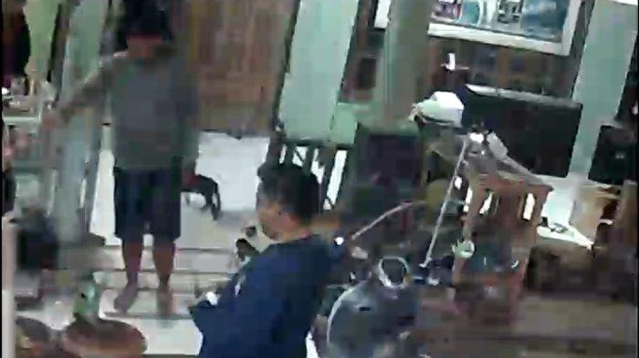 Seoramg pria saat menyewa kamera di rental milik Hanggardi Triambada (30) warga Kelurahan Jrebeng Kidul, Kecamatan Wonoasih, Kota Probolinggo. Hingga kini kamera itu tak tahu rimbanya.