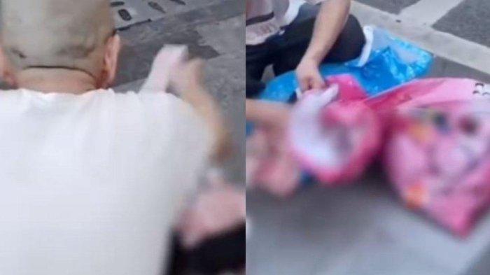 Seorang pria tua membagikan uang kepada orang asing yang lewat