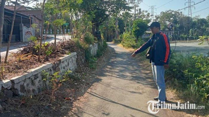 Seorang warga menunjukkan lokasi aksi begal yang menimpa emak-emak di Kota Probolinggo, Senin (25/9/2023).