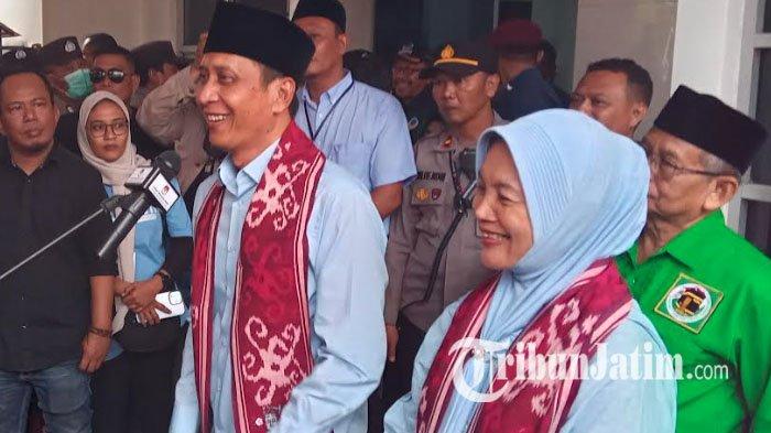 Setyo Wahono-Nurul Azizah saat konferensi pers usai mendaftar sebagai cabup-cawabup pada Pilkada Bojonegoro 2024, di KPU Bojonegoro, Rabu (28/8/2024) sore.