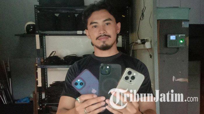 SEWA IPHONE - Penanggung jawab tempat persewaan iPhone bernama Sewa iPhone Malang, Dino, saat menunjukkan unit iPhone yang disewakan, Kamis (27/3/2025). Diketahui menjelang Lebaran, permintaan sewa iPhone di tempat persewaan di Jalan Terusan Kesatrian, Kecamatan Blimbing, Kota Malang itu meningkat pesat.