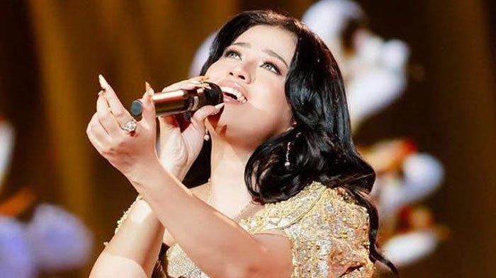 JUARA INDONESIAN IDOL 2025 - Penampilan Shabrina Leanor, juara Indonesian Idol 2025 (foto kanan). Maia Estianty terpukau hingga naik meja juri (foto kiri).