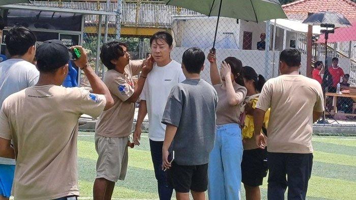 Mantan pelatih timnas sepak bola Indonesia, Shin Tae Yong (kaus putih) saat latihan adegan dalam syuting film Ghost Soccer: Bola Mati di daerah Subang, Jawa Barat, Minggu (19/1/2025).