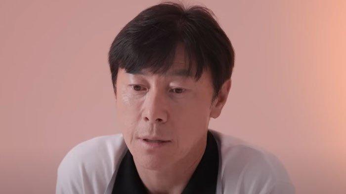 Pelatih Timnas Indonesia Shin Tae-yong mengungkap sisi lain saat menangani skuad Garuda. Ia geli dipanggil Oppa.