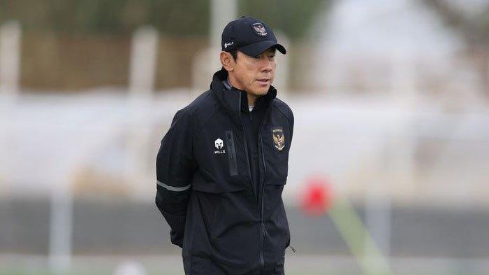 Kabar pemecatan Shin Tae-yong tengah menjadi perbincangan hingga viral di media sosial. Shin Tae-yong kini tak lagi melatih Timnas Indonesia.
