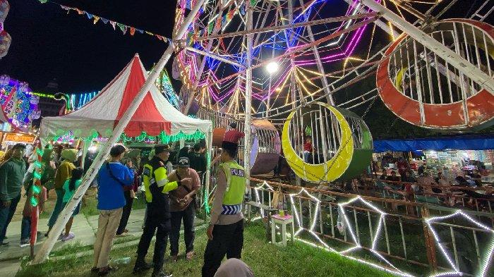 KOMEDI PUTAR - Petugas dari Polsek Ponorogo Kota sidak komedi putar yang viral penyangga komedi putar putus, juga beberapa besi pengaman penumpang pun juga copot di Pasar Malam, Alun-alun Ponorogo, Jatim. Viral, video yang memperlihatkan fasilitas salah satu komedi putar berukuran besar di Pasar Malam, Alun-alun Ponorogo, Jatim