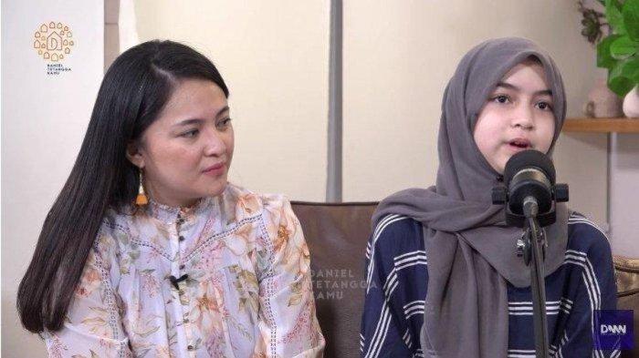 Potret Sienna Kasyafani dan sang ibu, Marshanda. Baru-baru ini, putri sang artis memantapkan diri untuk mengenakan hijab di usia 10 tahun.