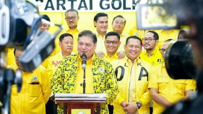Ketua Umum Partai Golkar Airlangga Hartarto didampingi pengurus DPP dan Wakil Ketua Umum Partai Golkar Bambang Soesatyo memberi keterangan ke wartawan usai rapat pleno partai di DPP Partai Golkar Jalan Angrek Nelly, Jakarta, Minggu (10/3/2024). Adanya invisible hand hingga keinginan munas dipercepat diduga menjadi alasan Airlangga mundur sebagai Ketua Umum Golkar.