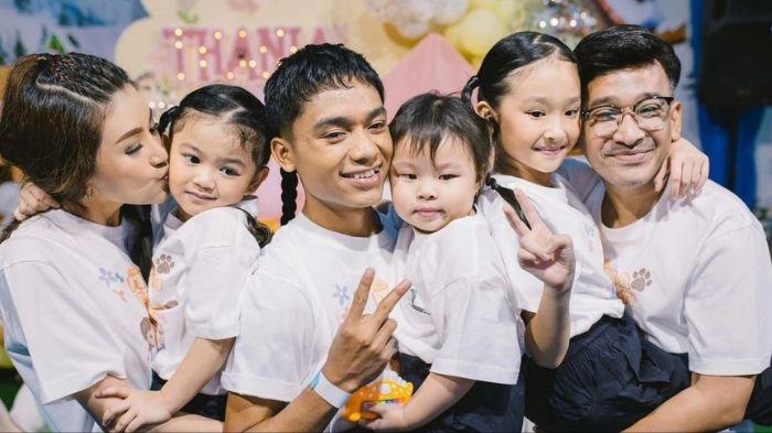 Ruben Onsu dan Sarwendah merayakan ulang tahun dua anaknya, Thalia dan Thania.