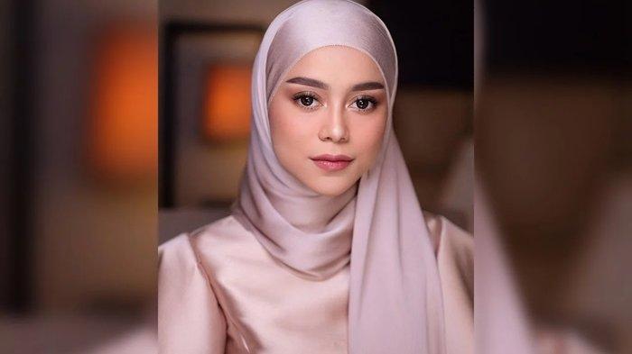 Simak lirik lagu dan chord gitar Angin dari Lesti Kejora yang menceritakan betapa hancurnya seseorang saat pasangannya pergi selama-lamanya.