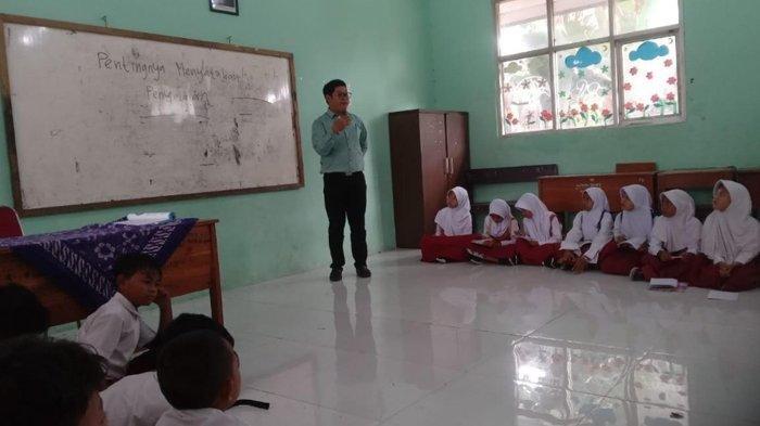 BELAJAR DI LANTAI - Suasana belajar di SDN Cempaka Gunungsindur Bogor setahun belakangan, Kepsek mengungkapkan usahanya minta bantuan Disdik sudah dua kali tetapi tidak dikabulkan.