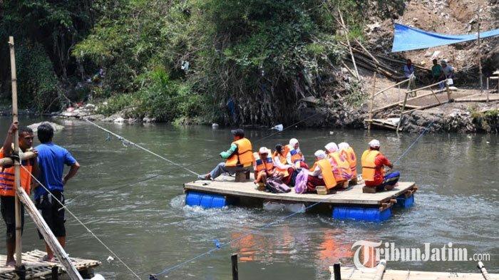 Sejumlah siswa dan warga menyeberang aliran sungai Brantas menggunakan perahu rakit atau getek di Kelurahan Mergosono, Kota Malang, Jawa Timur, Selasa (3/10/2023). Warga dengan swadaya membuat perahu rakit karena Jembatan Lembayung di perbaiki. Perbaikan Jembatan Lembayung ditutup total karena perbaikan dengan menelan anggaran Rp 1,8 miliar dan pengerjaan 90 hari pekerjaan sejak 25 September 2023. Jembatan Lembayung merupakan jembatan penghubung antara Kelurahan Mergosono dan Kelurahan Bumiayu Kecamatan Kedungkandang Kota Malang.