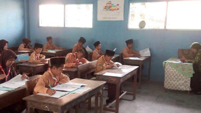 Siswa sekolah di Jombang saat mendapatkan materi pelajaran muatan lokal (mulok)