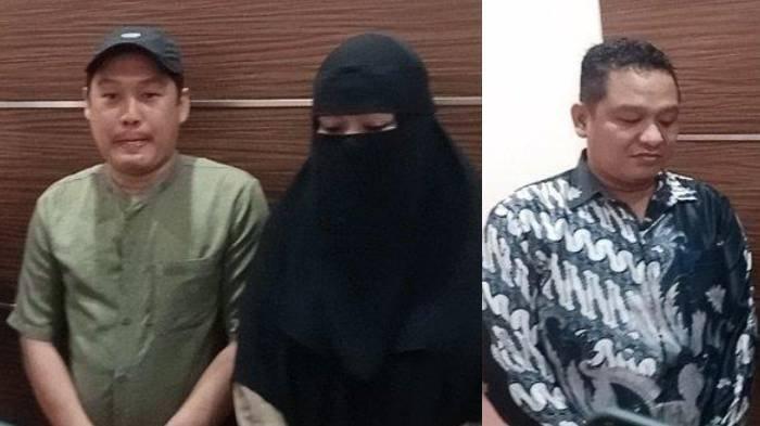 Reza Maulana ditemani sang istri Sinta Dewi didampingi kuasa hukumnya Turiman memberikan keterangan soal anaknya yang disuruh sekolah SMP IT Salsabila melepas cadar, Kamis (19/9/2024).