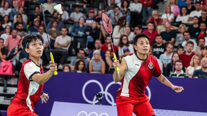 Ganda putri Indonesia, Siti Fadia Silva Ramadhanti dan Apriyani Rahayu, saat bertanding pada pertandingan pertama babak penyisihan Grup A Olimpiade Paris 2024 di Paris, Prancis, 27 Juli 2024.