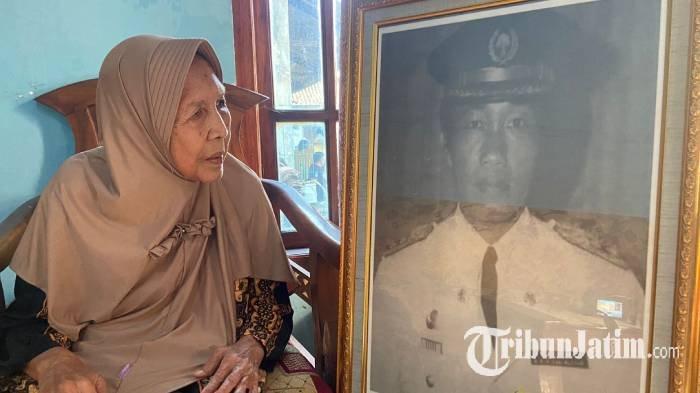 Siti Khomariah Saat menunjuukan foto suaminya,  MZ Kajubi, Komandan Banser Pertama Yang Gigih Melawan PKI