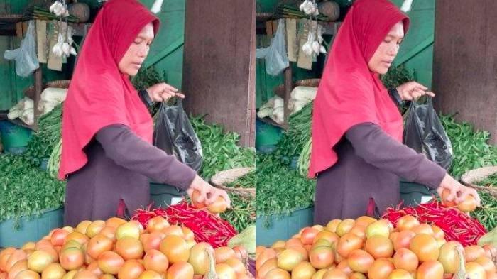 Siti Mardiah (42) berjualan sayur di Desa Pante Raya, Kecamatan Wih Pesam, Kabupaten Bener Meriah, Kamis (28/9/2023).