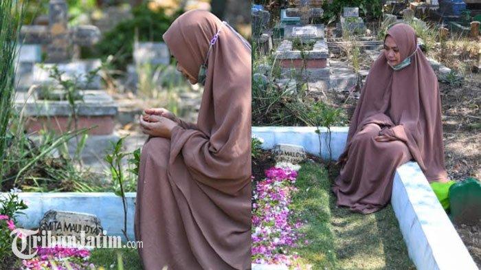 Siti Mardyan (54) berdoa dan bersimpuh di makam anaknya Mitha Maulidia (26) yang menjadi korban Tragedi Kanjuruhan di TPU Kasin, Kota Malang, Rabu (27/9/2023). Mitha Maulidia tewas usai menonton sepakbola antara Arema FC VS Persebaya Surabaya di Stadion Kanjuruhan 1 Oktober 2022.