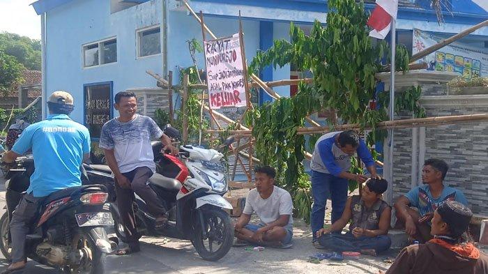 Situasi Penyegelan Balai Desa Mundurejo Kecamatan Umbulsari Jember yang dilakukan warga