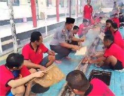 Situasi saat ratusan warga binaan makan bersama di Rutan Situbondo, Senin (17/6/2024).