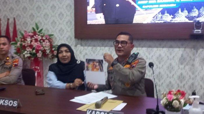 SKANDAL KEPSEK PNS - Kapolres Kebumen AKBP Eka Baasith menunjukkan foto bayi hasil hubungan gelap oknum kepala sekolah dan warga Kebumen, (19/4/2025). Sebelumnya ayah bayi berakting menemukan bayi tersebut dan enggan mengakui darah dagingnya.