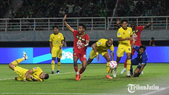 Skor Babak Pertama Persebaya vs Barito Putera 1-1, Diwarnai Blunder Ernando dan Kartu Merah.  Persebaya bermain imbang 1-1 dari Barito Putera hingga babak pertama di Stadion Gelora Bung Tomo (GBT), Jumat (23/8/2024) malam ini.