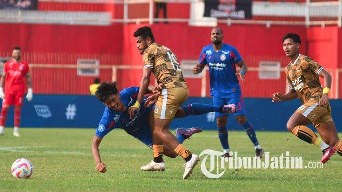 Skor imbang 0-0 menutup babak pertama laga Arema FC vs Dewa United pada pekan 1 Liga 1 2024/2025 yang berlangsung di Stadion Soepriadi Blitar, Jawa Timur, Senin (12/8/2024).