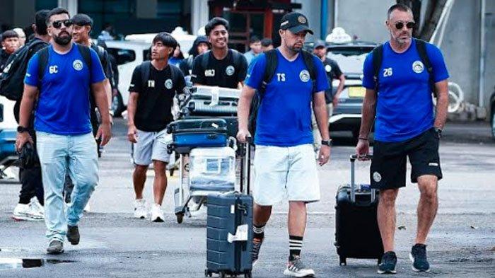 Skuad Arema FC saat berangkat ke Bogor untuk menjalani pertandingan menghadapi Dewa United, Jumat (10/1/2025).