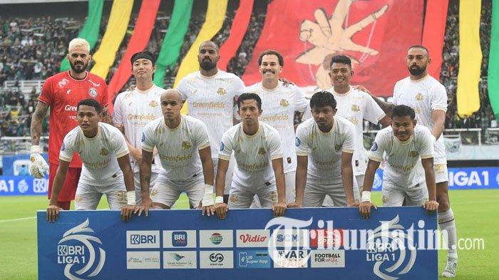 Skuad Arema FC saat laga Persebaya vs Arema FC di Stadion GBT Surabaya, Sabtu (7/12/2024). Laga berakhir dengan skor 3-2 untuk kemenangan Bajul Ijo.