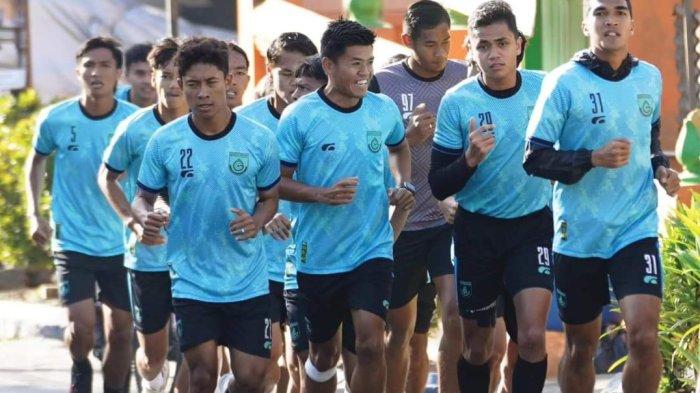 Skuad Gresik United menjalani latihan cross country di Lawang.