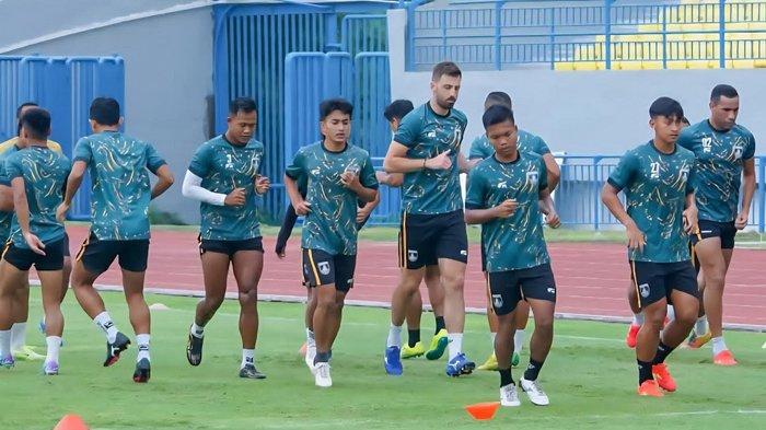 LATIHAN - Skuad Gresik United saat latihan pada musim Liga 2 2024/2025. Dijadwalkan awal bulan Juli 2025, Gresik United kembali menggelar latihan dengan pelatih baru.