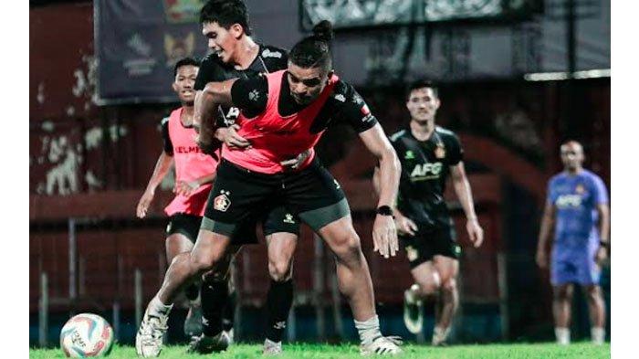 Skuad Persik Kediri saat menjalani sesi latihan tim bersama di Stadion Brawijaya Kediri, 2024.