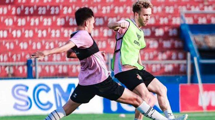 Skuad Persik Kediri saat menjalani sesi latihan tim bersama untuk menyongsong laga melawan Dewa United, 2024.
