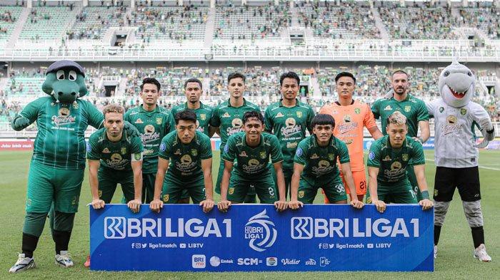 Skuad utama Persebaya hadapi Barito Putera di Stadion GBT. 