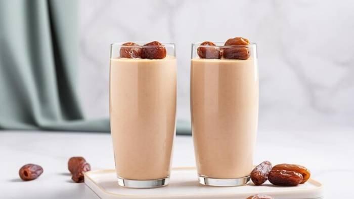 MINUMAN SAHUR - Kita bisa mengolah kurma menjadi smoothies yang dicampur dengan kacang almond.