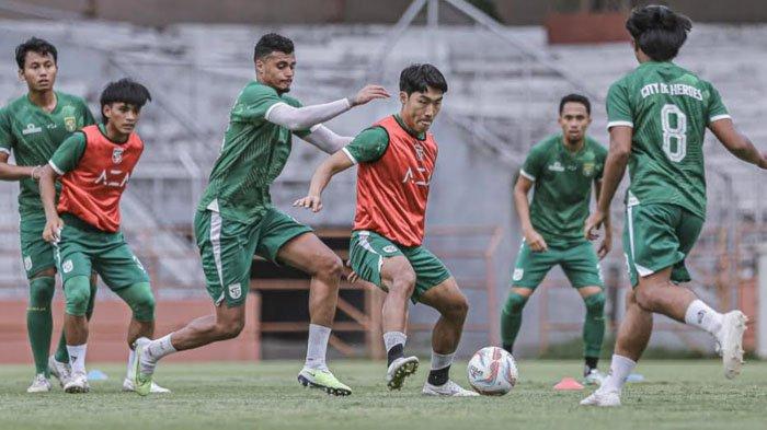 Song Ui-young, pemain asing Persebaya Surabaya menguasai bola dalam sesi latihan tim, 2024.