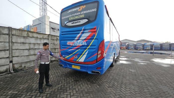 Sopir bus angkutan yang viral di media sosial (medsos) karena terekam kamera dashboard (dashcam) bermanuver memotong lajur jalan hingga menyerempet mobil lain di ruas Tol Tandes Barat-Romokalisari Surabaya, KM 5.600/A pada Sabtu (28/12/2024) berhasil diamankan dan sedang menjalani pemeriksaan.