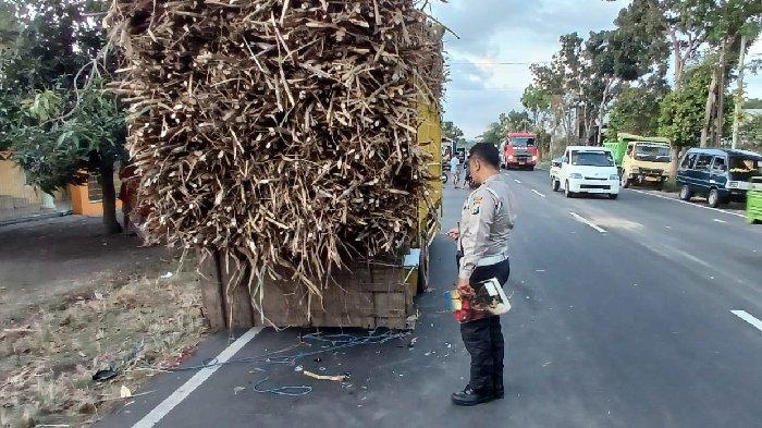 Kecelakaan di Jalan Lintas Timur, Sukodono, Kabupaten Lumajang, Kamis (12/9/2024) sore. Sopir truk ditabrak pemotor saat perbaiki bak truk di tepi jalan Lumajang