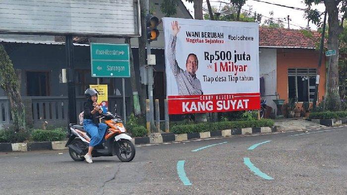 Spanduk Bakal Calon Bupati Magetan Suyatni Priasmoro, di Jalan Wilis, Kelurahan Bulukerto, Kecamatan/Kabupaten Magetan, Jumat (14/6/2024)